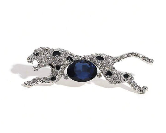 美洲狮胸针，饰有人造水晶钻石和蓝宝石细节
