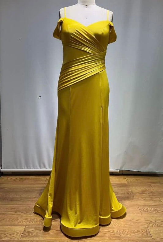 Vestido de satén amarillo mostaza con hombros descubiertos 